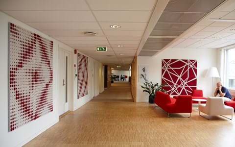 akustikmoduler i rød og hvid filt hos Tryg Oslo (6)